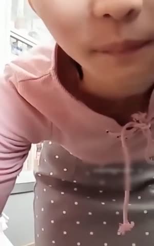 非常屌的妹子在商場煙酒專櫃一邊賣東西一邊直播福利真不少狼友的禮物沒白刷
