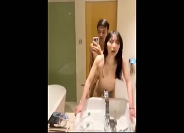 苗条女友开房道具玩穴浴室口交女上位啪啪.