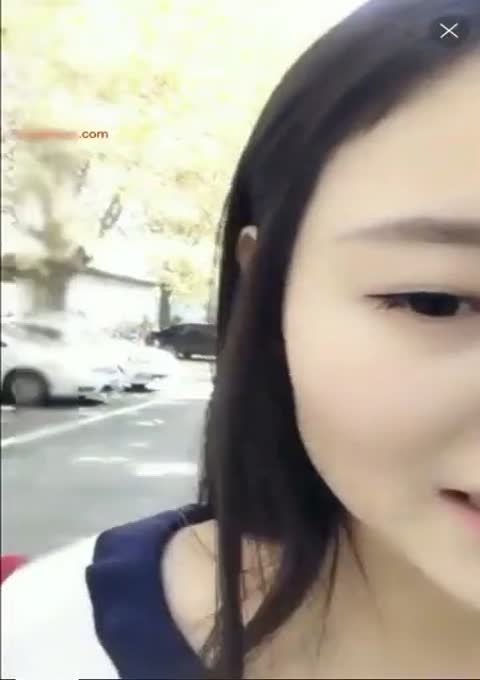 宅男看了撸斷屌的粉穴美女主播戶外直播超短裙裏面真空開檔絲襪一路秀到家