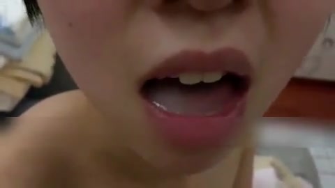 短发妹被口爆后玩弄精液