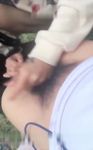 太牛逼了大白天帅哥和妹子马路边车来车往的草地上露出做爱这的治安太好了也没人上来骚扰一下