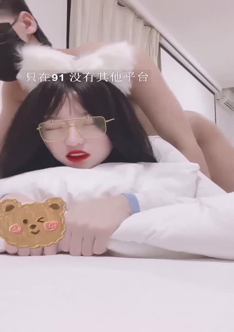 三月最新流出最美女神不见星空眼镜御姐范被长屌网友后入美臀