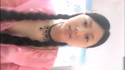 农村姑娘穿着性感内衣果聊赚钱养家 妈妈在旁边也不怕