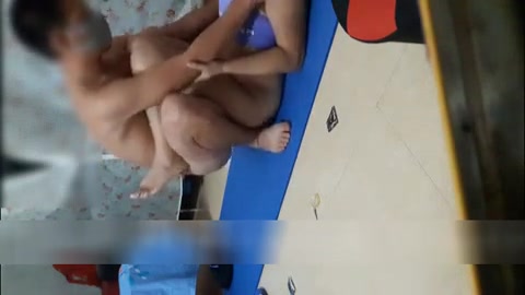 熟女正做着瑜伽 一时性起 把她扑倒了