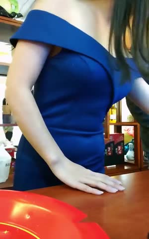 假期实习大三美女司仪,边主持婚礼边值播,被土豪砸礼物到厕所露臊B紫薇