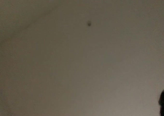 小伙在手机软件上叫了一个女同事，带回家继续干玩69