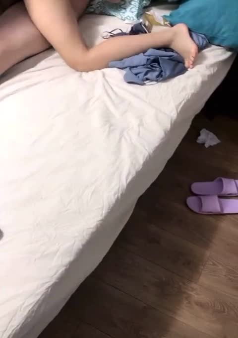 人妻被单男干到想尿尿，上完厕所继续回来坐骑单男，骚婊子享受的表情！