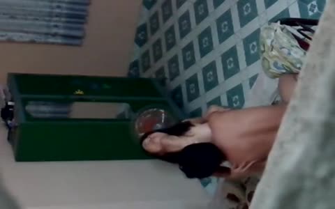 半夜趴透气窗台偷窥邻居小两口过性生活，嫂子的皮肤白皙奶子够大很是让人羡慕