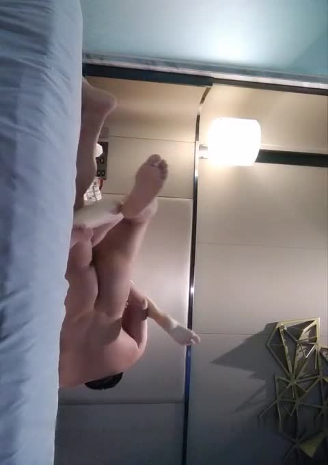 土豪胖哥酒店爆插微信上高价约的御女范气质美女少妇啪啪,身材苗条匀称,现在床上干又站在地上抱起来狠狠抽插.国语!