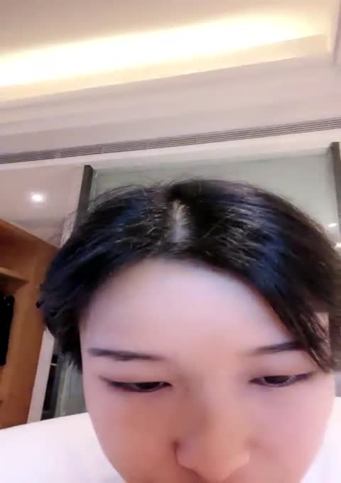 极品腰细好身材美女深喉口交大屌，上位骑乘抱着屁股抽插，搞完妹子自慰一番毛毛浓密