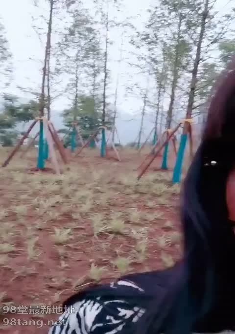 爆乳户外美娇娘性感情趣诱惑公园勾引散步路人，口到一半差点翻车来了很多游客换地接着干马路中央爆菊口爆激情潮吹