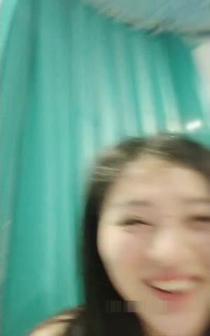 被個雞頭控制的明星顔值美女蜂蜜和粉絲啪啪貌似沒有收到禮物就表演結果被打了看著讓人揪心