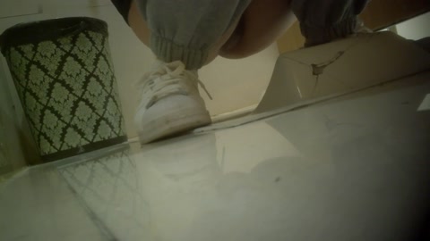 商场女厕偷拍 白鞋休闲裤美女的小嫩鲍