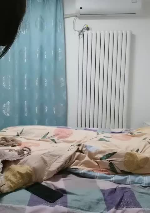 大耳环很有韵味美少妇寂寞在家自慰，脱掉衣服内裤摆上假屌地上骑乘上下套弄插完逼逼再插菊花淫荡
