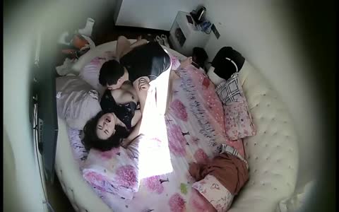 憋了好久的小伙提前开好房等女友到进屋衣服没脱就把裤子扒了舔肛门床上滚来滚去多体位肏妹子表情享受