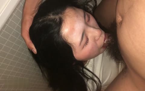 小情侣自拍爱爱按着女友的头深喉吃屌啪啪