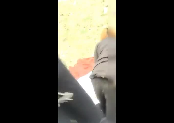 大白天两个社会小青年带2个妹子野外山坡下4P露脸直播轮番抽插这个干另一个去站岗大声呻吟也不怕路人听见对白淫荡