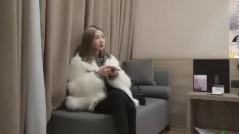 小胖哥约娇小身材时尚外围妹子 喜欢边舌吻边扣穴 骑在身上扭动细腰 两个奶子大小刚好 扶着屁股后入撞击