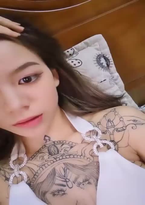 娇小身材妹子和炮友啪啪秀，口交大屌特写后入从下往上视角张开双腿猛操