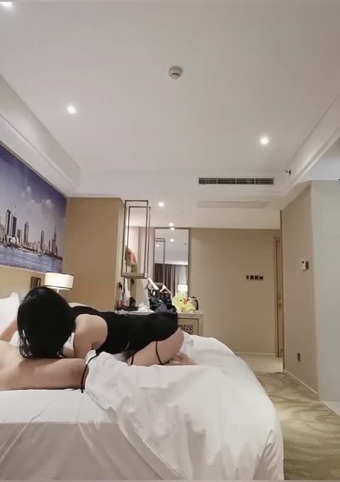 高颜值小妮子【迷人蔓】逛完街吃完饭，回豪华套房，被土豪猥琐胖男狠狠修理，没有钱干不到的美女啊！