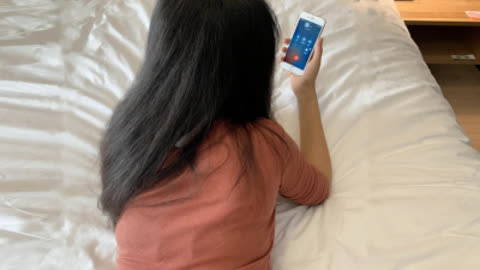 [原创] 接着电话被艹 爽的骚货不敢叫