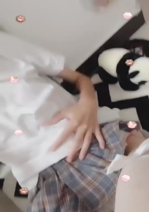 娇小身材萝莉玲玲，穿着JK制服，小腿退，丝袜透视小穴！