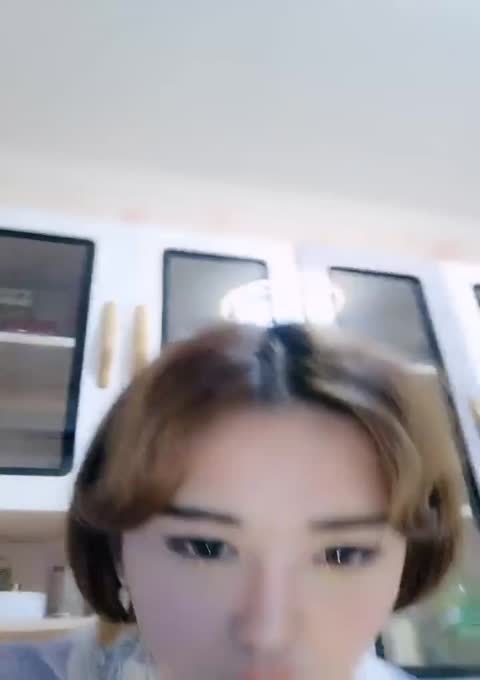 韩老师奶子太小戴上义乳开档黑丝喷水秀，镜头前扭动屁股露肥逼，翘起双腿手指摸逼，掰穴扣弄喷尿
