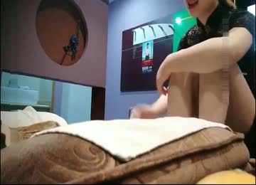 四哥去会所消遣让部长推荐个女技师（不肯脱衣服务）按摩然后再换个年轻漂亮的玩胸推口爆