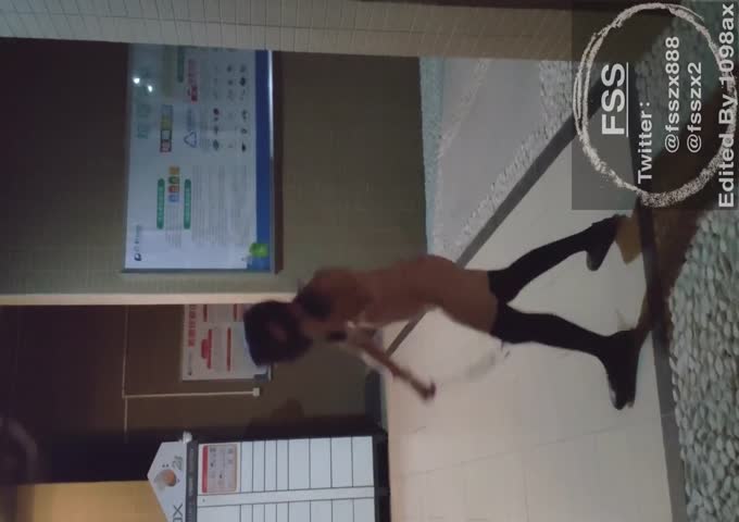 最近很火的Twitter知名户外露出网红FSS蜂鸟箱任务全裸从23楼到一楼到指定蜂鸟箱拿自慰棒到小区游乐场自慰