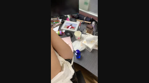 积目聊一晚的98年骚女让我去办公室肏她