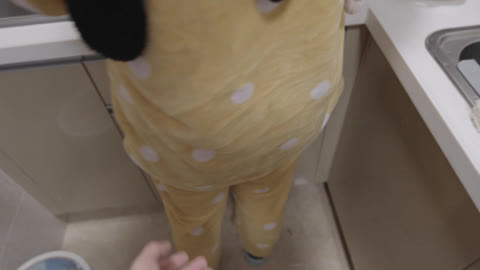 穿着情趣内衣做饭给我吃 直接推倒打屁股