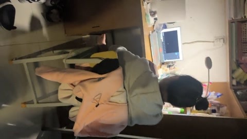 4月17日女大学生宿舍深夜偷拍室友 厕所换洗的内裤 换衣服 月经期间骚逼