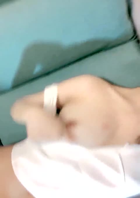 神仙颜值人气小仙女-茶酱-，有点混血儿感觉，三点全裸，揉奶，掰开逼穴，有点痒
