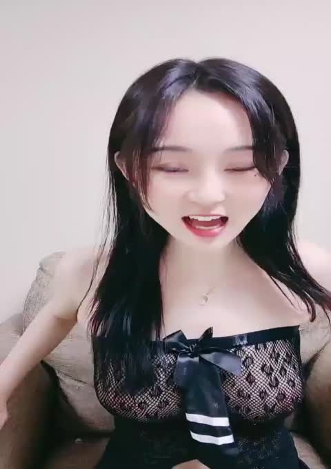 粉奶白皙长相甜美漂亮妹子，性感吊带黑丝扭动美臀，翘起双腿掰穴手指扣弄，再到浴室洗澡湿身诱惑