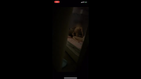 ｛京津｝在朋友的婚房里玩他老婆 他躲在门口拍 淫妻调教中