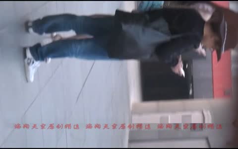 露臉抄底偷拍丁字褲粉色連衣裙超高顔值的模特小姐姐