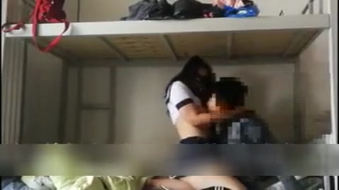 在宿舍搞淫荡少妇 喝尿吞精！