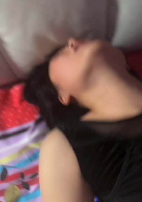 买了新玩具自己在床上玩，“他妈的，震的痛死啊，啊啊啊啊”，强烈爽感刺激骚逼！