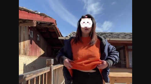 朗朗乾坤在景区民宿阳台上露屁股又露奶 想干啥