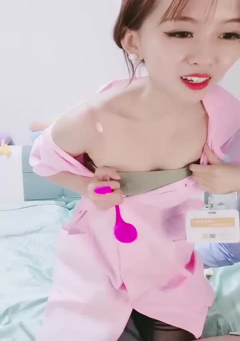 米拉和主人的幸福生活今晚玩制服诱惑护士装，性感黑丝红唇吊带内裤，多次喷水