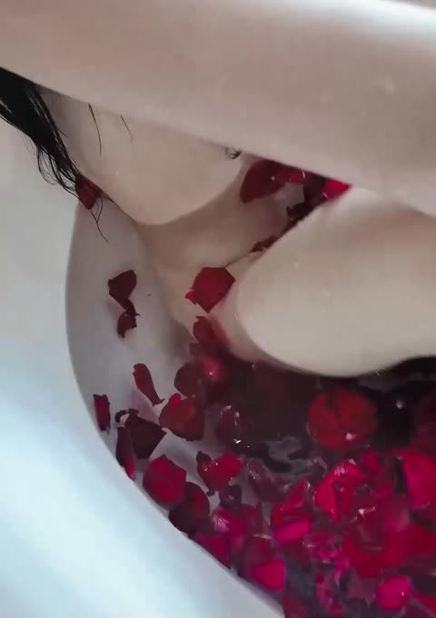 【迷人蔓】豪华套房，浴缸玫瑰澡，太迷人了，风景特别美，人也特别仙，泡着澡被土豪揩油！