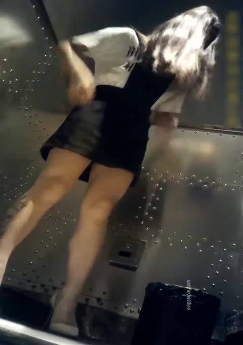 偷拍酒吧夜場黑包臀短裙白高跟長發女神
