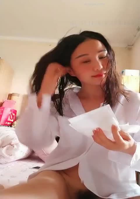 御姐范气质性感大美女和中年男网友家中啪啪,刚操完一次美女洗完澡又被拉过去继续干,美女受不了说：你是不是吃性药了!