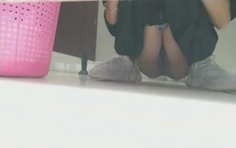 厕拍两人嘘嘘一位白领少妇一位时髦美女
