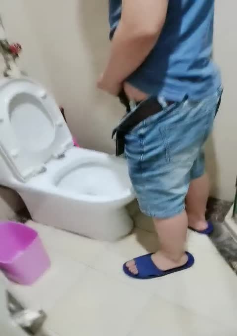洗完澡的美女勾引合租房小哥