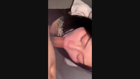 温州高颜值炮友小姐姐楼梯间深喉口活 到后面有脚步声撤了真刺激