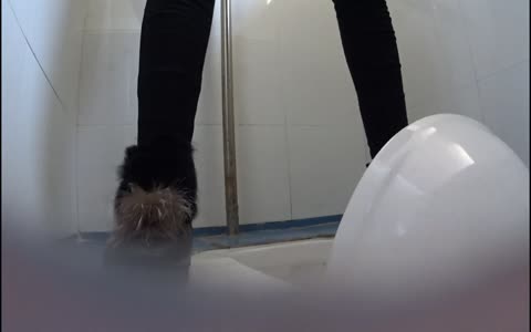 吊丝高中男同学在女厕偷放偷拍设备偷拍女同学嘘嘘设备还不错能清晰听到声音