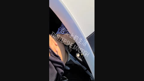 野战的天花板 下班时间在公司停车场车震 保洁阿姨距离30米