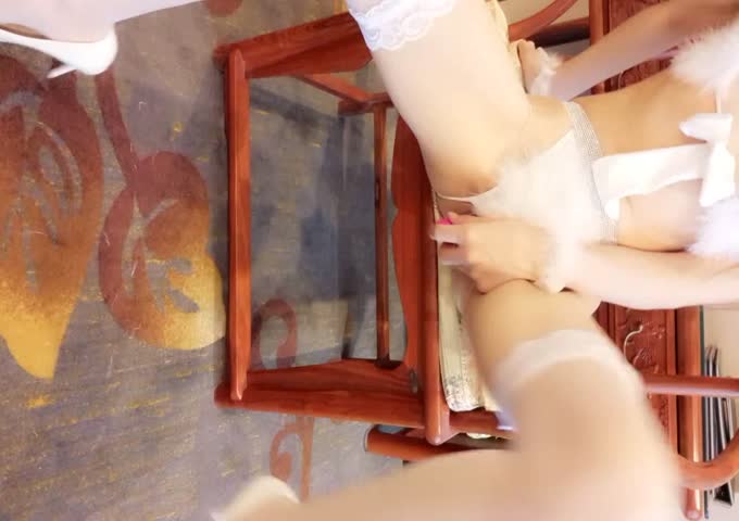 最新2019網紅美女軟萌蘿莉小仙新年首作-白貓咪的呻吟跳蛋塞粉穴挑逗到頂峰高潮噴水