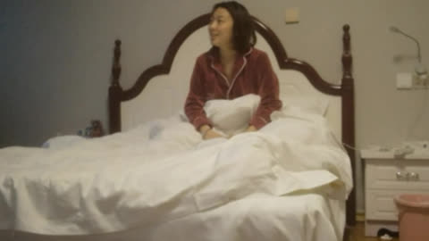 [原创] 家里偷情男朋友突然回来敲门 妹子直接吓哭